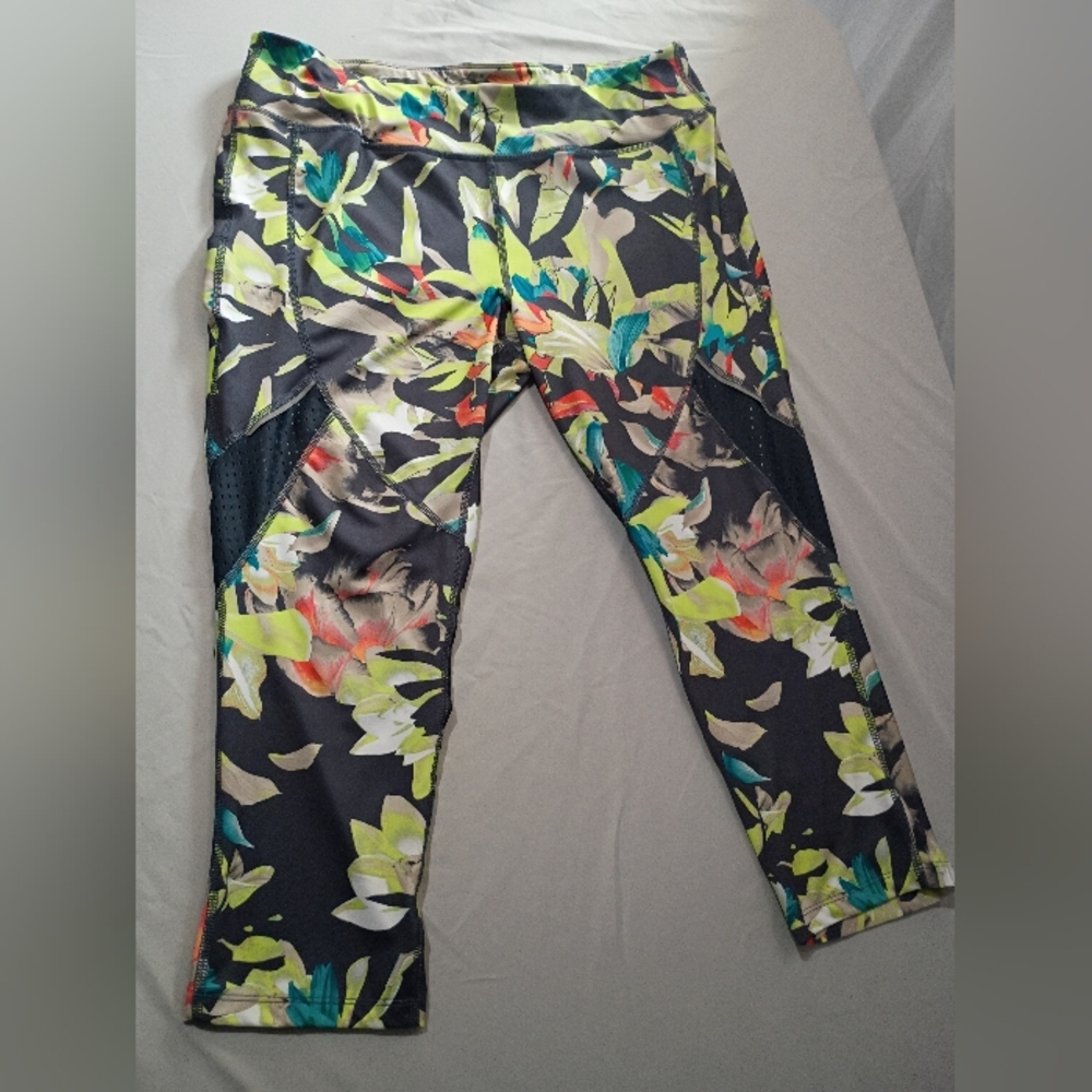 Avia Capri Leggings Bright Tropical Floral Print Size L (12-14)